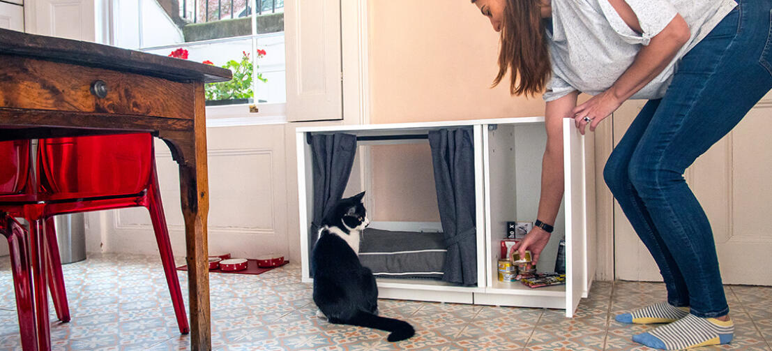 The Maya Nook is available with a fully integrated closet which offers a practical storage solution for cat toys, cat treats, grooming accessories and other feline favorites