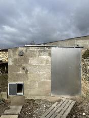 Automatic door on a masonry henhouse