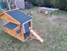 Henhouse 2 to 4 hens nice