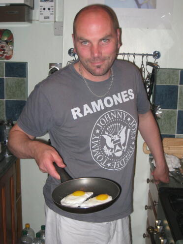 REW FRYING OUR 1ST EGGS!