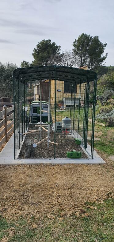 Henhouse installed on a concrete perimeter for easy shearing without damaging the wire mesh