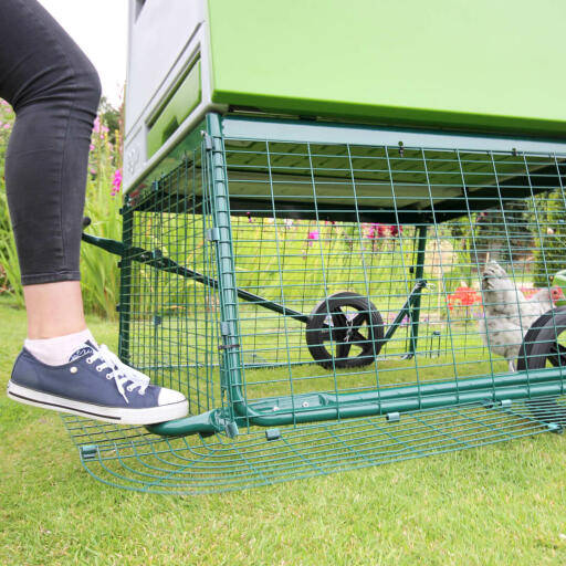 The optional wheels make it super easy to move this large chicken coop to a new patch of grass, even if you’re by yourself.