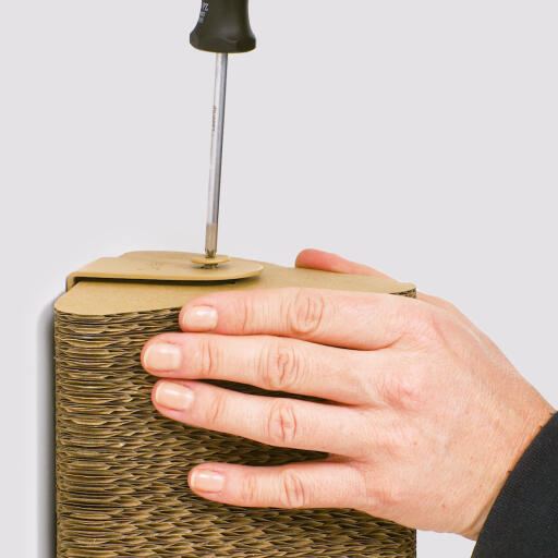 Unscrewing wall mounted Stak scratching post