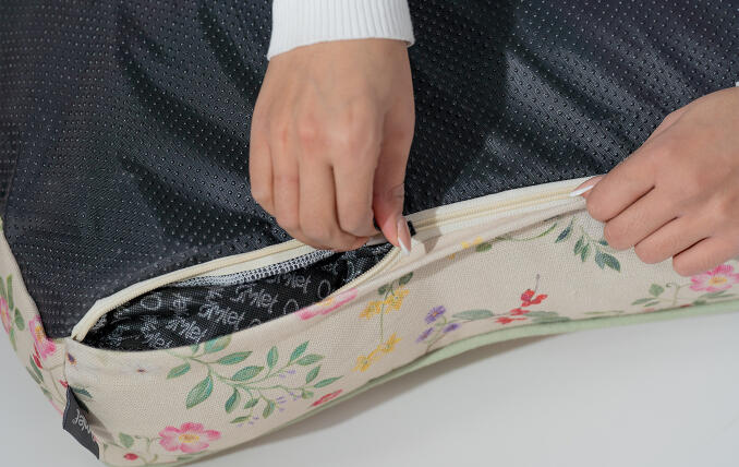 Changing the cover of a omlet cushion bed